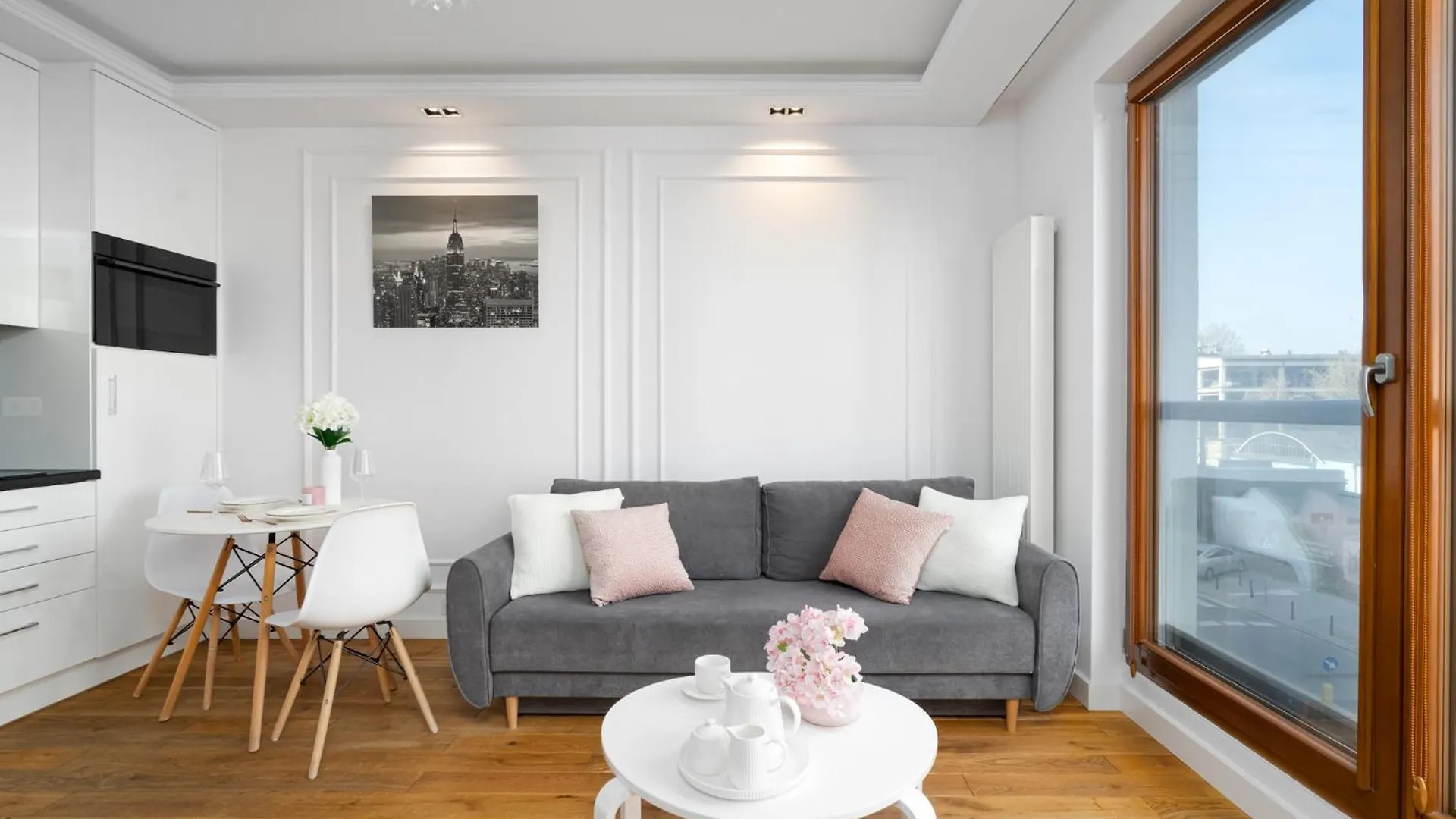 Central Warsaw Apartment - Great Location - Stylish One Bedroom Apartment - City Center - 85-220